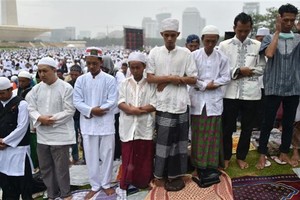 People in Indonesia pray for rain (Photo: AFP/VNA)