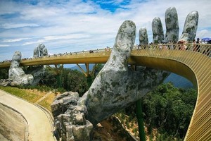 Renowned Golden Bridge in Da Nang city. The central region is gaining popularity among Thai travellers, with such leading destinations as Da Nang, Hue and Hoi An. (Photo: VNA)