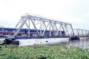 Binh Loi railway bridge
