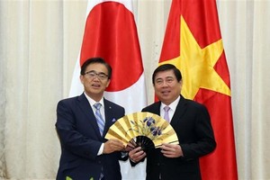 Chairman of HCM City People’s committee Nguyen Thanh Phong (R) receives a souvenir from Governor of Japan’s Aichi prefecture Hideaki Ohmura (Photo: VNA)