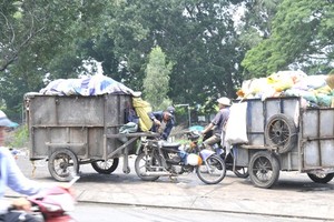 Makeshift collectors’ wagons are causing serious urban pollution. (Photo: SGGP)