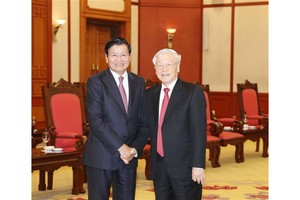 Party General Secretary and President Nguyen Phu Trong (R) meets Lao Prime Minister Thongloun Sisoulith, October 1 (Photo: VNA)