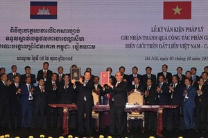 Prime Minister Hun Sen and his Vietnamese counterpart Nguyen Xuan Phuc display the agreement reached (Source: https://www.khmertimeskh.com)