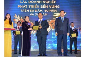 Deputy secretary of HCMC Party Committee Vo Thi Dung congratulates businesses (Photo: SGGP)