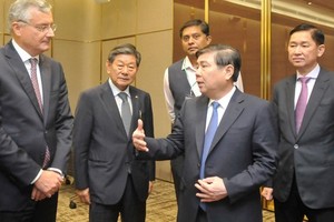 Chairman of the city People’s Committee Nguyen Thanh Phong talks to delegates at the conference (Photo: SGGP)