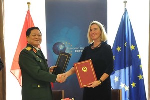 Minister of National Defence General Ngo Xuan Lich (L), and Vice President of the European Commission and High Representative of the EU for Foreign Affairs and Security Policy Federica Mogherini (Photo: VNA)