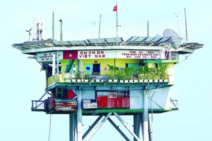 A boat transporting presents from the mainland to DK1-10 rigs, constructed for scientific research and marine services on the Truong Sa (Spratly) Archipelago, in early October (Photo: SGGP)