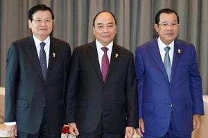 Prime Minister Nguyen Xuan Phuc (centre) and his counterparts Thongloun Sisoulith of Laos (left) and Samdech Hun Sen of Cambodia (right) at their working session in Bangkok on November 3 (Photo: VNA)