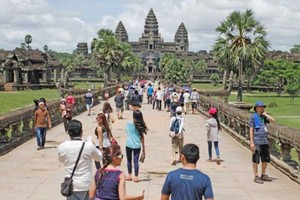 Visitors at Angkor Wat in Cambodia (Photo: phnompenhpost.com)