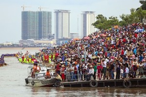 People gather by the Tonle Sap river in Phnom Penh during last year’s Water Festival (Source: www.phnompenhpost.com)