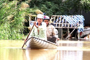 Residents travel by boat in Tuy An district, Phu Yen province (Photo: SGGP)