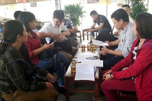 Scam victims presenting evidence to SGGP’s reporters