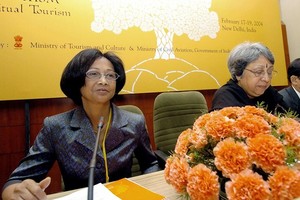 Cambodia’s Princess Norodom Buppha Devi (L) at an event in New Delhi on February 18, 2004 (Photo: AFP/VNA)