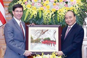 Prime Minister Nguyen Xuan Phuc (R) and US Secretary of Defence Mark Esper (Photo: VNA)