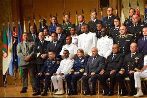  Deputy Commander of the Vietnam Coast Guard Major General Bui Trung Dung (first row, first from left) poses for a group photo (Photo: VNA)