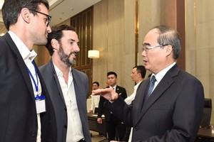 HCMC Party Chief Nguyen Thien Nhan (R) talks to delegates at the conference (Photo: SGGP)