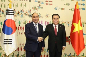 Prime Minister Nguyen Xuan Phuc (L) meets with Speaker of the Republic of Korea’s National Assembly Moon Hee-sang on November 28 (Photo: VNA)