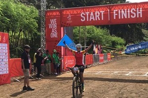 Cyclist Dinh Thi Nhu Quynh at the finish line (Photo: VNA)