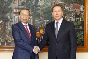 Minister of Public Security, General To Lam (left) and Director of the Russian National Guard General Viktor Zolotov (Photo: VNA)