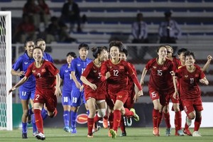 Vietnamese female footballers celebrate the goal to Thailand's net. (Photo: VNA)