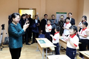 National Assembly Chairwoman Nguyen Thi Kim Ngan visits a Vietnamese language class in Minsk city on December 14 as part of her official visit to Belarus (Photo: VNA)