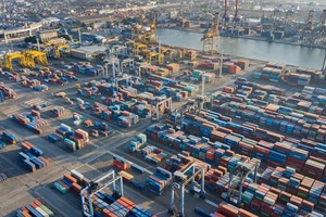 Shipping containers at Tanjung Priok Port in Jakarta (Shutterstock.com)