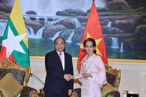 Prime Minister Nguyen Xuan Phuc (L) and State Counsellor of Myanmar Aung San Suu Kyi (Photo: VNA)