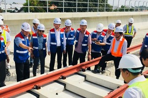 Above-ground rail installation of Ben Thanh-Suoi Tien metro line (Photo: SGGP)