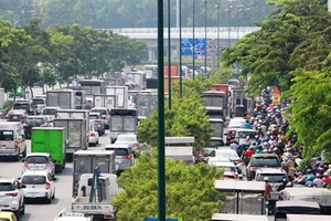 Long crowded queues of vehicles on Pham Van Dong street leading to Tan Son Nhat international airport in HCMC. (Source: VNA)