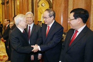  Party General Secretary and President Nguyen Phu Trong chairs a get-together on the occasion of the traditional Lunar New Year on January 22 with veteran revolutionaries, current and former leaders of the Party, State, Vietnam Fatherland Front, and overs