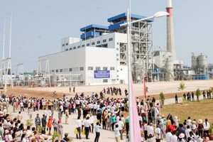 Visitors look over Cambodia’s first operational coal-fired power plant at its launch in Preah Sihanouk province’s Stung Hav district in 2014. (Source: Phnompenh Post)