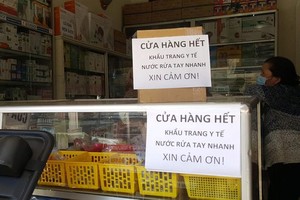 Pharmacies post up signs telling customers that they have run out of facemasks in Da Lat city, the Central Highlands province of Lam Dong (Photo: SGGP)