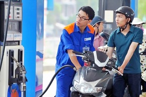 Gasoline price plunges to about VND16,000 a liter