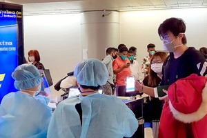 Passengers make medical declaration at Tan Son Nhat Airport on March 18 (Photo: SGGP)