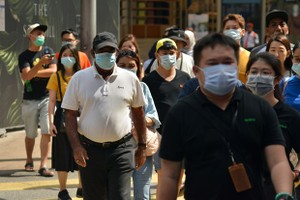 People wear face masks to avoid COVID-19 infection in Kuala Lumpur, Malaysia, on March 14 (Photo: Xinhua/VNA)