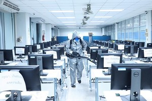 Disinfecting an empty office in Thailand (Source: AFP/VNA)