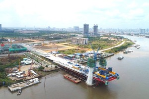 Under-construction Thu Thiem 2 Bridge in HCMC (Photo SGGP)
