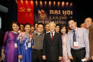 Party General Secretary Nguyen Phu Trong and journalists of the Vietnam News Agency at the 10th national congress of the Vietnam Journalists' Association in Hanoi in 2015 (Photo: VNA)