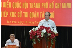 Secretary of HCMC Party Committee Nguyen Thien Nhan makes a statement at the meeting with deputies in Tan Phu District on May 16 (Photo: SGGP)