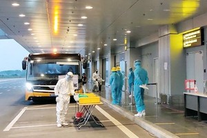 Health workers prepare to receive overseas Vietnamese people repatriated on a flight at Van Don International Airport in Quang Ninh province (Photo: VNA)