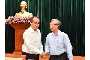 Mr. Tran Quoc Vuong (R) shakes hand with Secretary of HCMC Party Committee Nguyen Thien Nhan (Photo: SGGP)