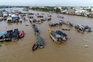 A floating market in the Mekong Delta (Photo: SGGP)