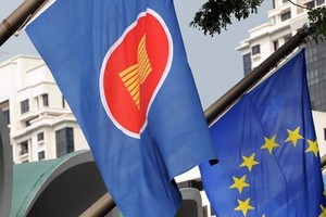 The flags of ASEAN and the EU (Photo: carnegieeurope.eu)