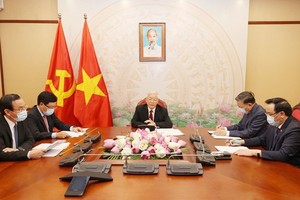 Party General Secretary and State President Nguyen Phu Trong (centre) at the phone talks with his Lao counterpart Bounnhang Vorachith on August 13 (Photo: VNA)