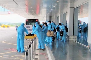 Japanese experts arriving in Vietnam on June 26 at Van Don International Airport in Quang Ninh Province. (VNA/VNS Photo)
