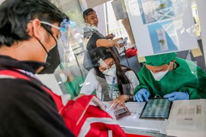 A man registers for COVID-19 testing in Manila capital of the Philippines on September 3 (Photo: Xinhua/VNA)