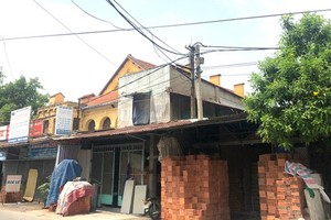 Houses blocking the front of the old citadel