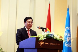 Vietnamese Deputy Prime Minister and Foreign Minister Pham Binh Minh delivers the remarks at a reception to celebrate the UN’s 75th founding anniversary in Hanoi on October 23. (Photo: VNA)