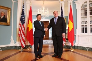 Vietnamese Deputy Prime Minister and Minister of Foreign Affairs Pham Binh Minh (left) shakes hands with his US counterpart Mike Pompeo during his trip to the US in May last year. (Photo: VNA/VNS)