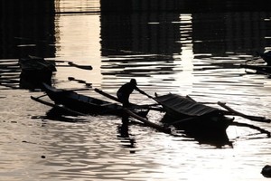 A fisherman secures a boat in preparation for Typhoon Goni in Manila, Philippines (Source: EPA/VNA)